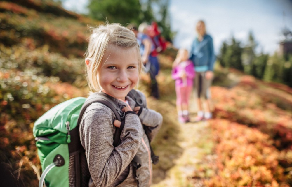 Familienzeit am Berg bei einer Wanderung
