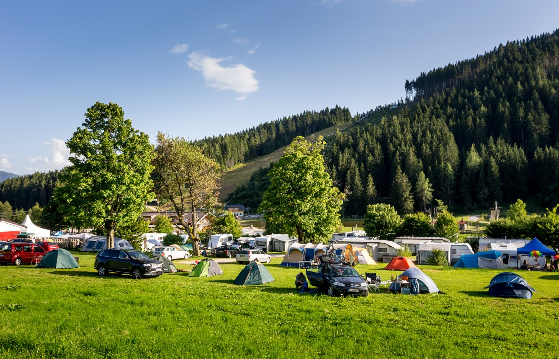 Autos und Zelten am Campingplatz