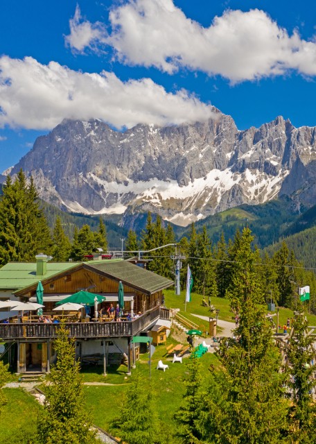 Rittisstadl und Ausblick auf die Berge im Sommer