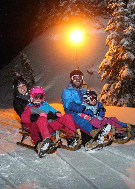 Familie mit Kind beim Nachtrodeln am Rittisberg
