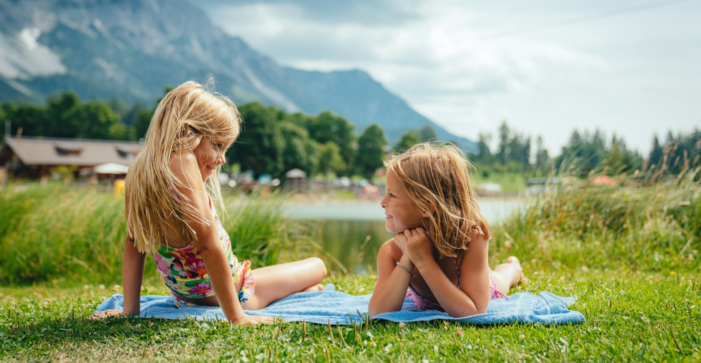 Zwei Mädchen am Badesee in der Ramsau