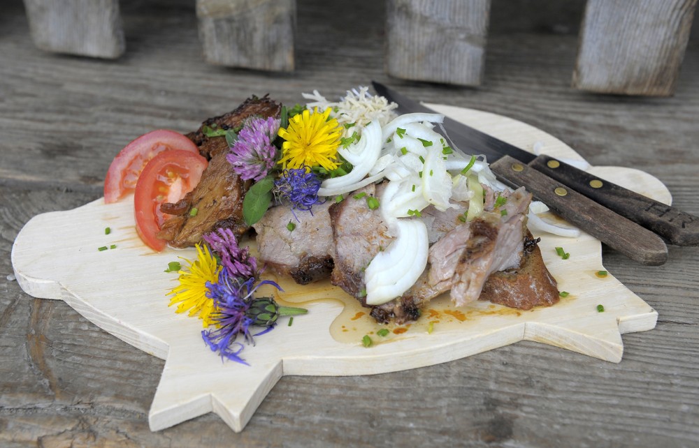 Liebevoll dekorierte Almjause in der Halseralm