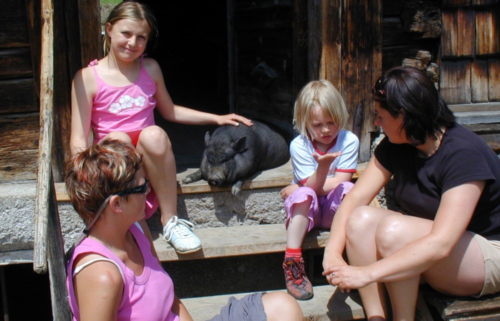 Kinder rasten nach dem Wandern zur Halseralm