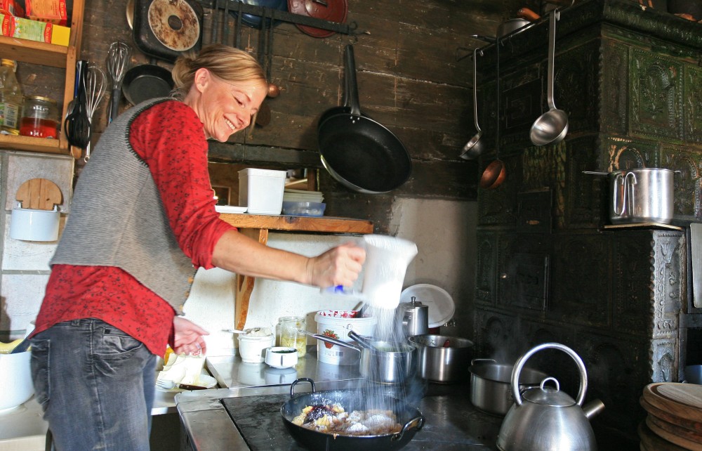 In der Halseralm wird noch in einer urigen Küche gekocht