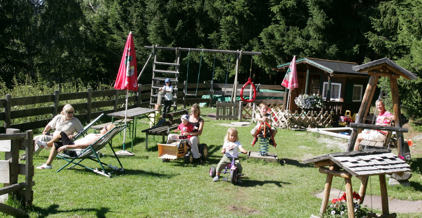 Kinder spielen am Spielplatz der Ochsenalm