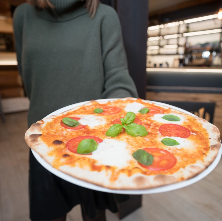 Mozzarella Pizza in der Pizzeria Ramsau Beach