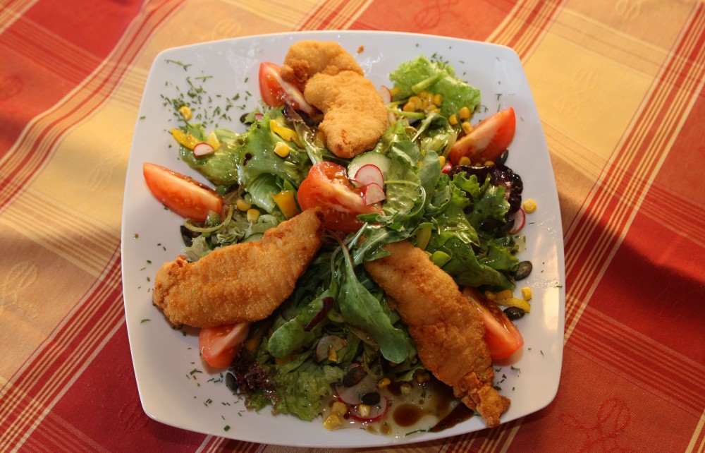 Salat mit gebratener Hähnchenbrust