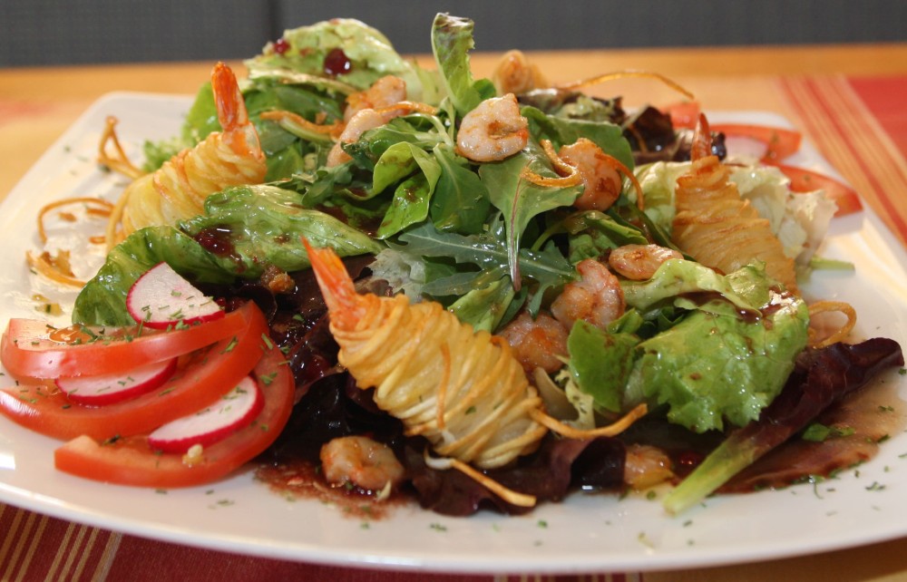 Salat mit Shrimps im Nudelmantel frittiert 