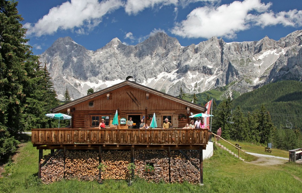 Der Rittisstadtl im Sommer, im Hintergrund traumhafte Bergkulisse