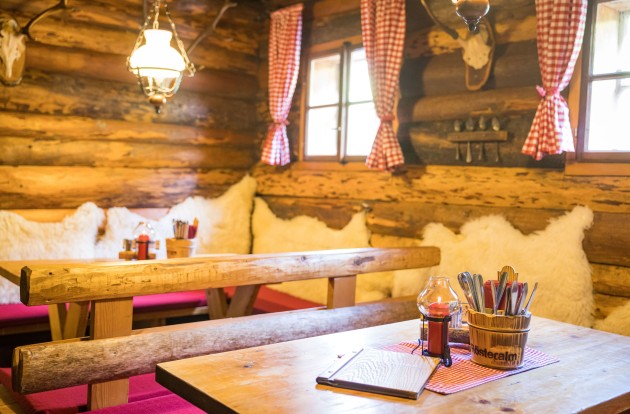 Gemütliche Sitzbänke in der Rösteralm