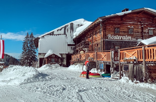 Verschneite Landschaft rund um die Rösteralm in Ramsau am Dachstein