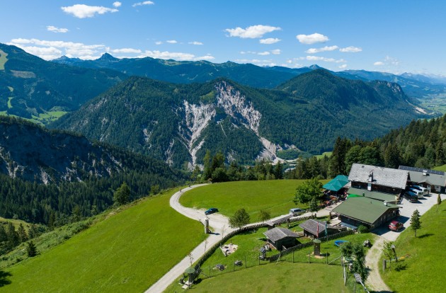 Die Sonnenalm und die Berge im Sommer