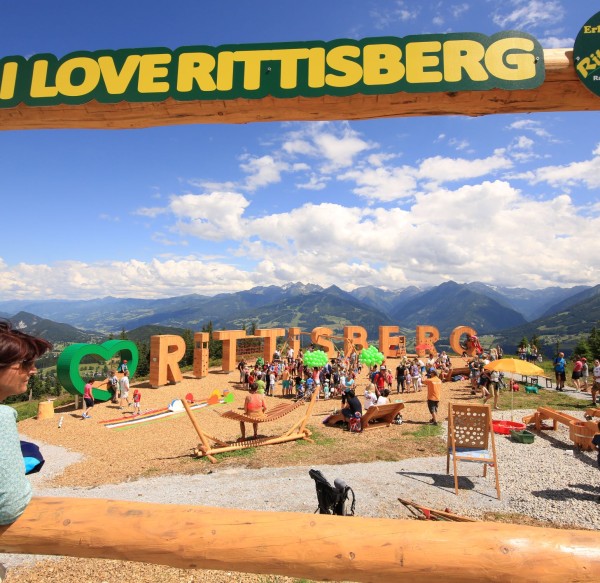 Familien mit Kindern spielen am Höhenspielplatz am Rittisberg