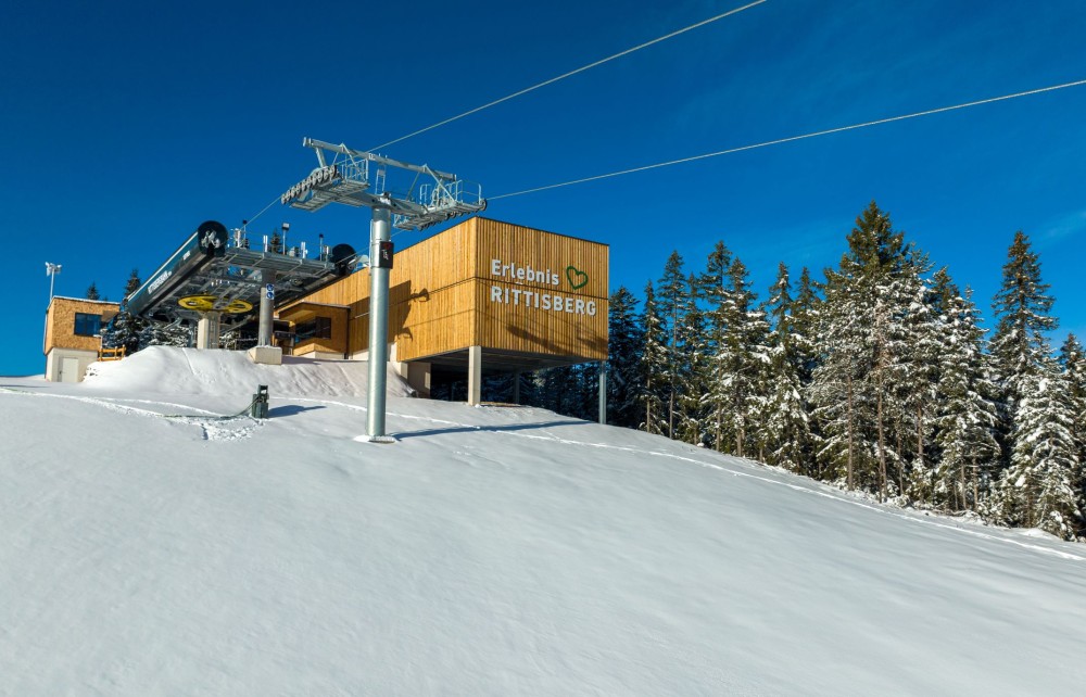 10er-Gondeln und 6er-Sesseln am Rittisberg im Winter