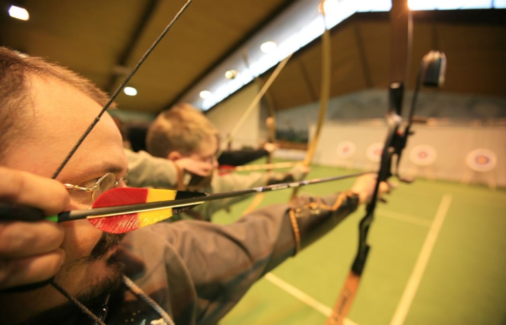 Zwei Männer in der Bogenschießanlage 