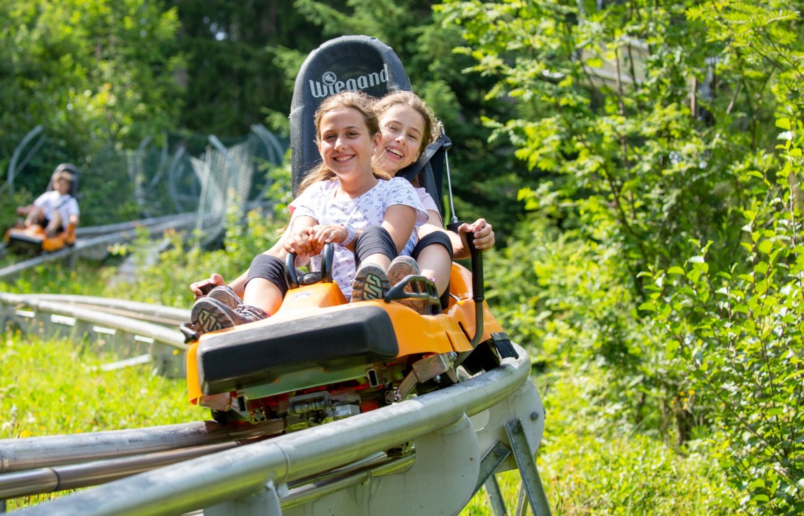 Kinder haben Spaß beim Sommerrodeln am Rittisberg-Coaster in Ramsau am Dachstein