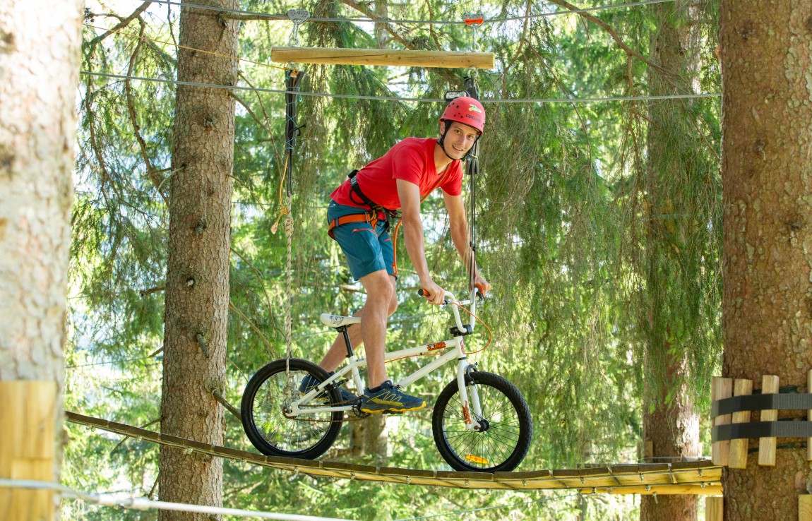 Biken im Hochseilgarten
