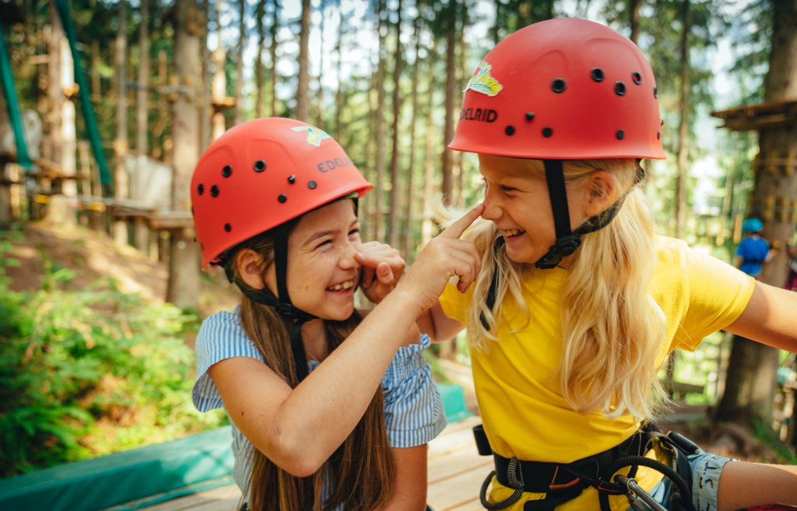 Kinder im Hochseilgarten Rittisberg