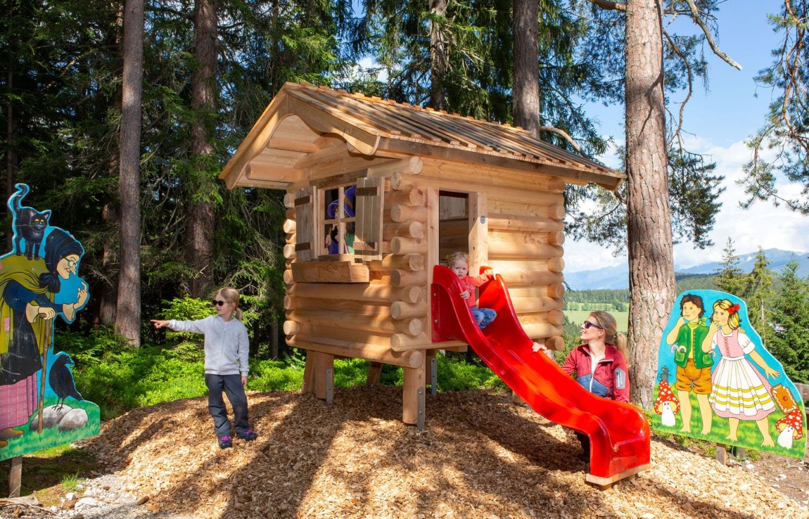 Klettergerüst mit Rutsche am Höhenspielplatz Rittisberg