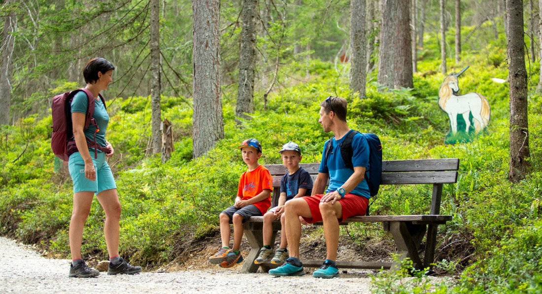 Kleine Rast beim Wandern am Märchenweg Rittisberg
