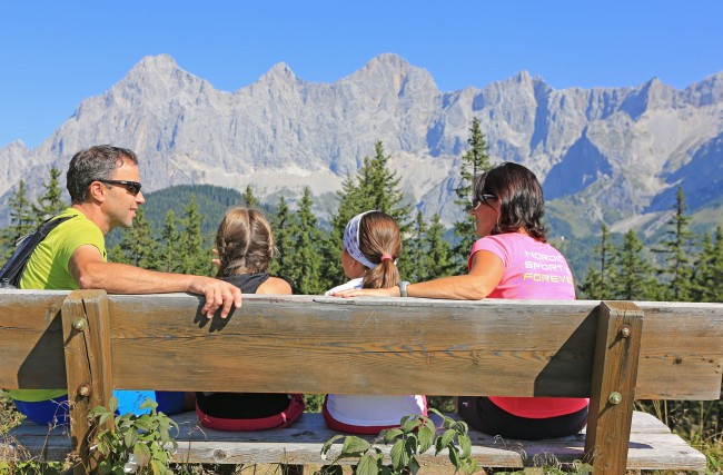 Kurze Rast beim Wandern am Rittisberg