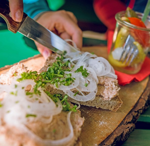 Bauernbrot mit Verhackertem