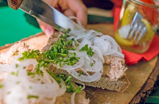 Bauernbrot mit Verhackertem
