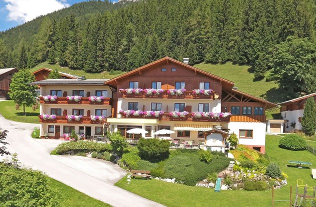 Aparthotel Ramsau im Sommer