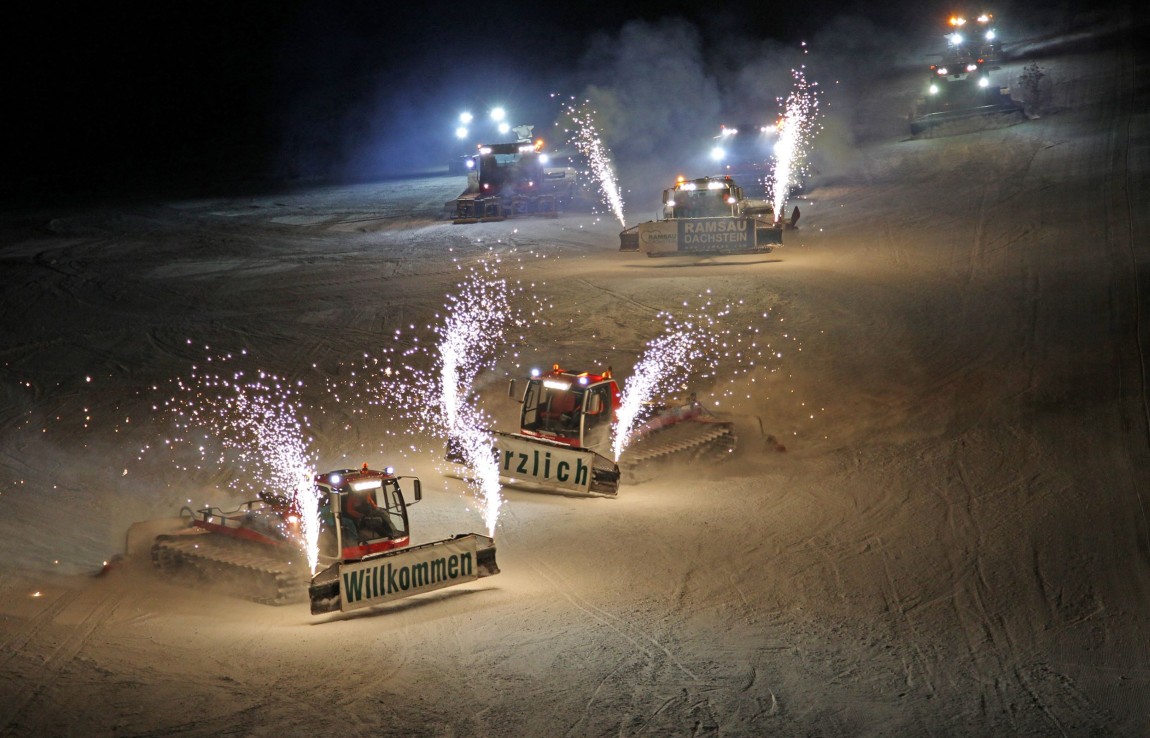 Choreografie für Pistenraupen beim Schneefest