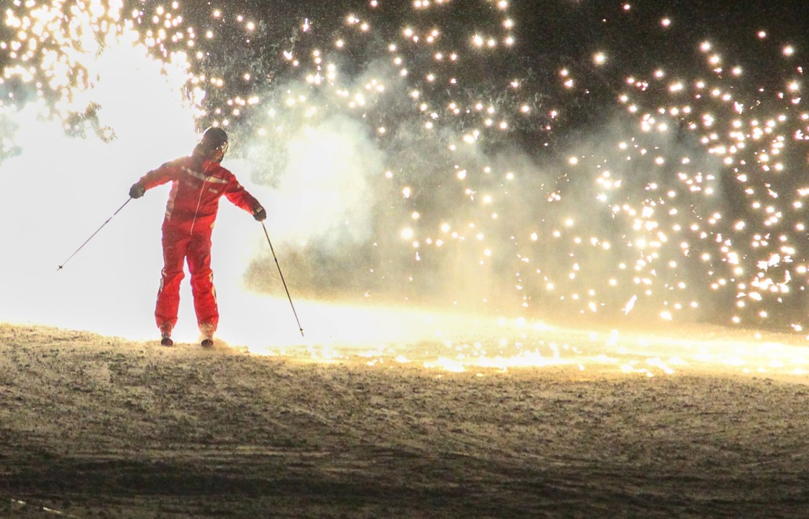 Feuerwerk und actionreiche Showeinlagen beim Schneefest