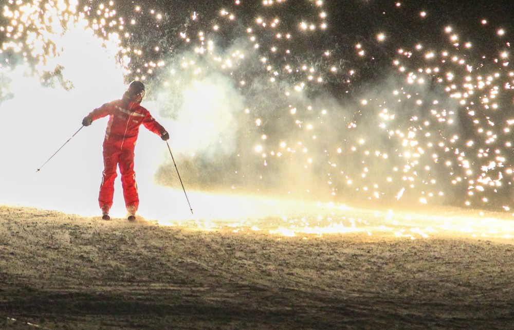 Feuerwerk und actionreiche Showeinlagen beim Schneefest
