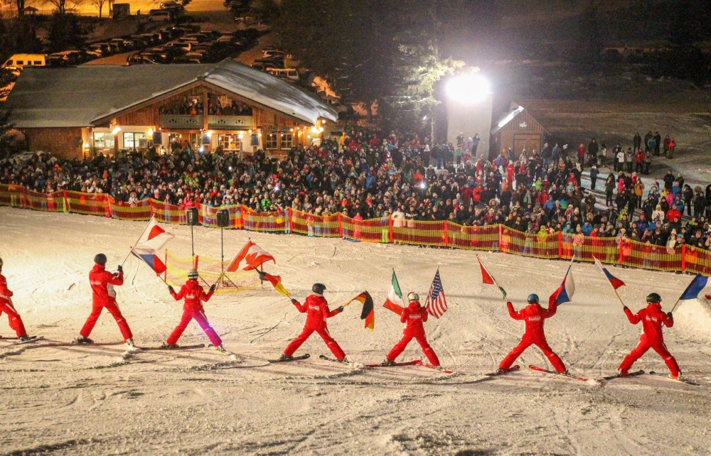 Skilehrer zeigen ihr Können beim Schneefest