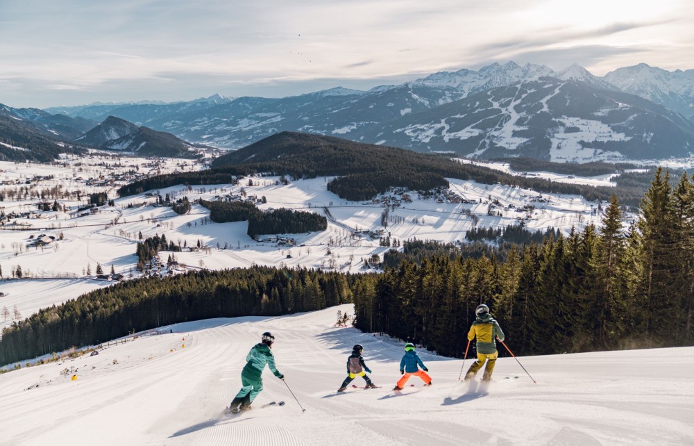 Breite, bestens präparierte und sonnige Skipisten