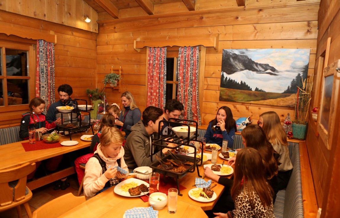 Gemütliches Einkehren nach dem Nachtrodeln mit Ripperlessen