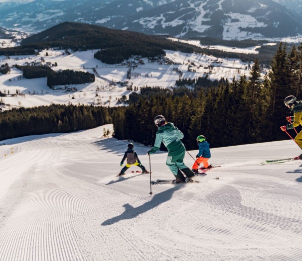 Skifahrer auf der Skipiste am Rittisberg in der Ramsau