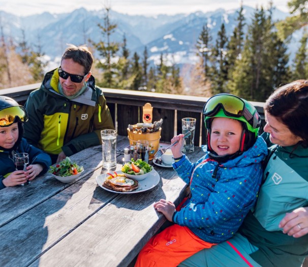 Familie genießt das Essen im Skirestaurant am Rittisberg