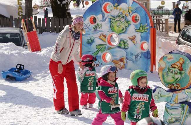 Skilehrerin mit den Kindern auf der Piste