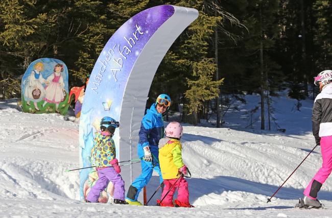 Skifahrer mit Kindern am Märchenabfahrt