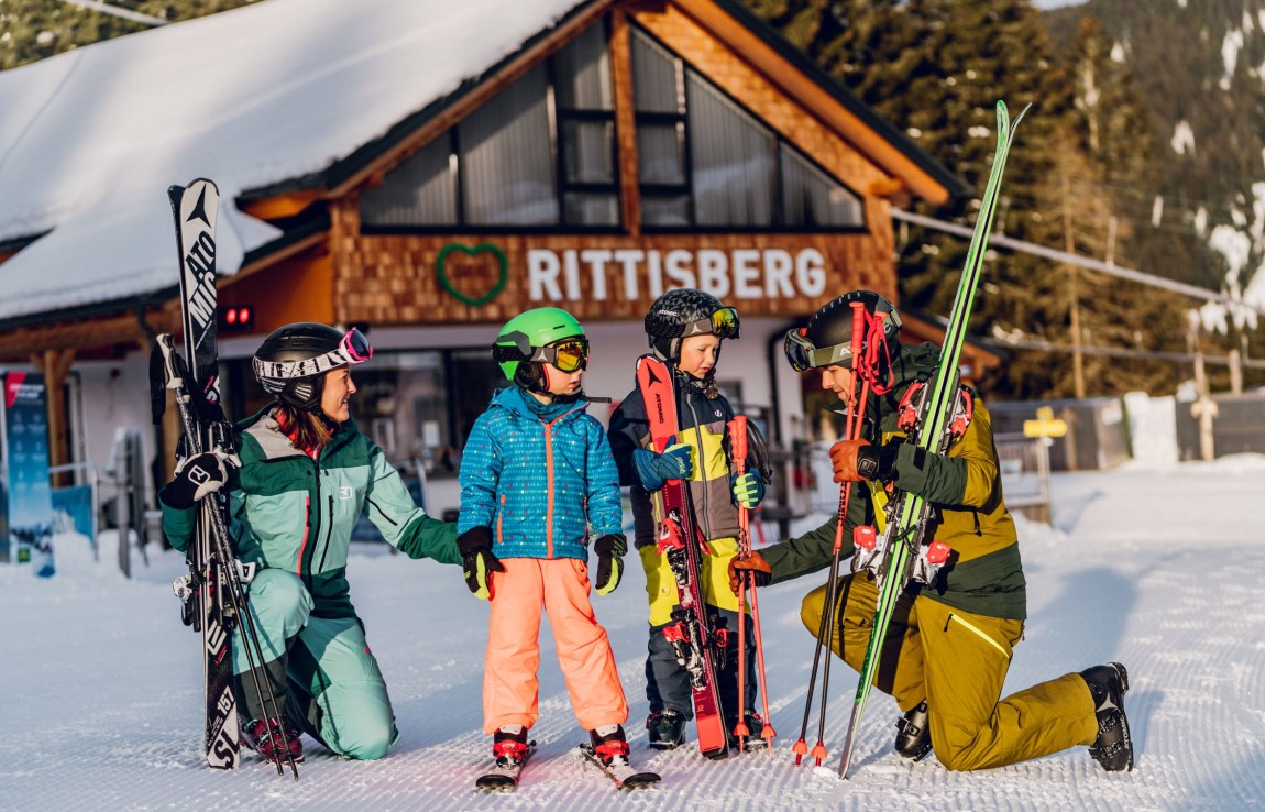 Familienzeit in der Steiermark beim Skifahren