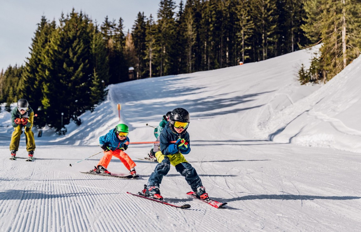 Kinder fahren Ski am Rittisberg