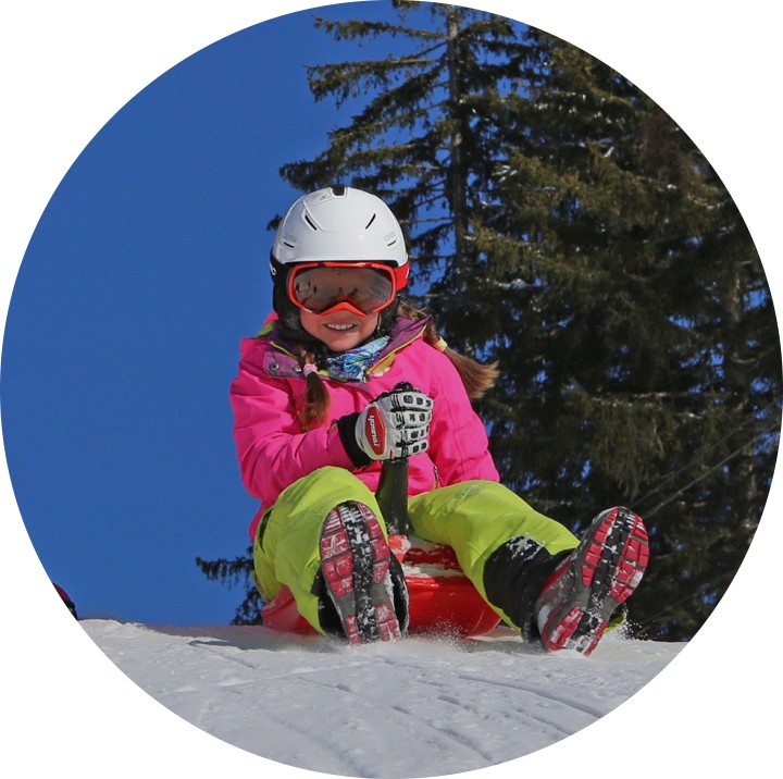 Kleines Mädchen mit Zipfelbob 